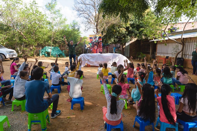 Pastor Yonarly Álvarez talks to the children before the distribution begins.