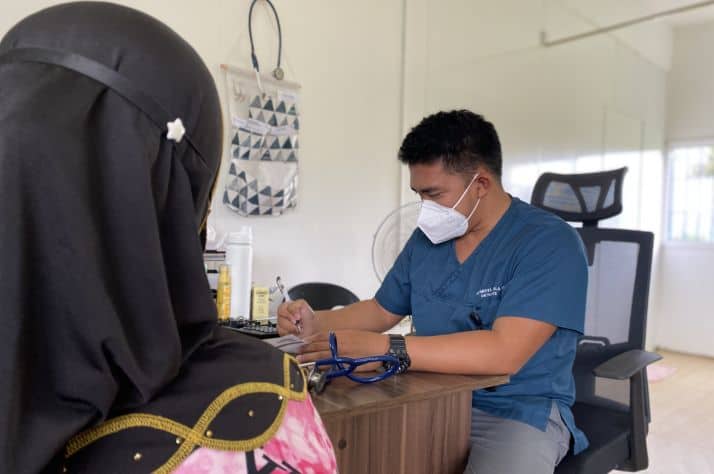 Samaritan’s Purse medical teams provide care for Filipino families driven from their homes by conflict.